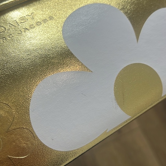 Daisy Marc Jacobs Gold Hard Shell Cosmetic Case - Picture 8 of 8